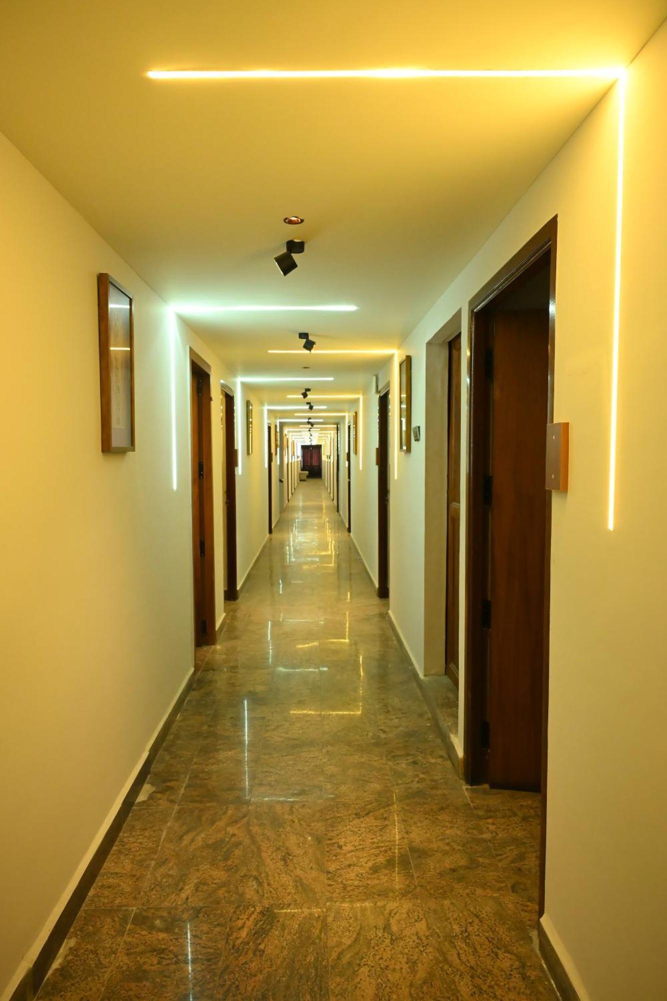 HOTEL MAITREYA INN NEAR CMC HOSPITAL, VIT, SRIPURAM TEMPLE,NARUVI HOSPITAL